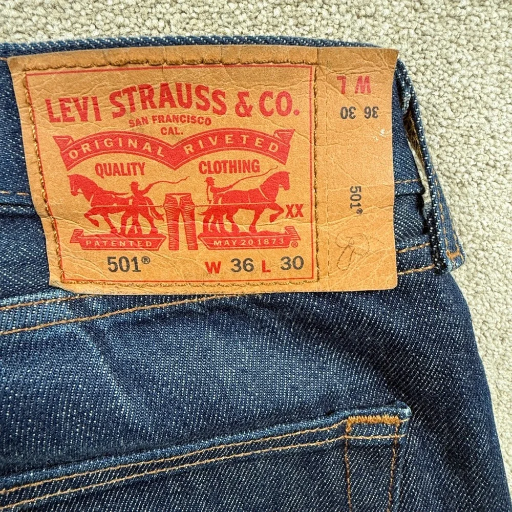 Levis 501 Original Fit Jeans Mens 36x30 Dark Indigo Blue Button Fly Straight Leg